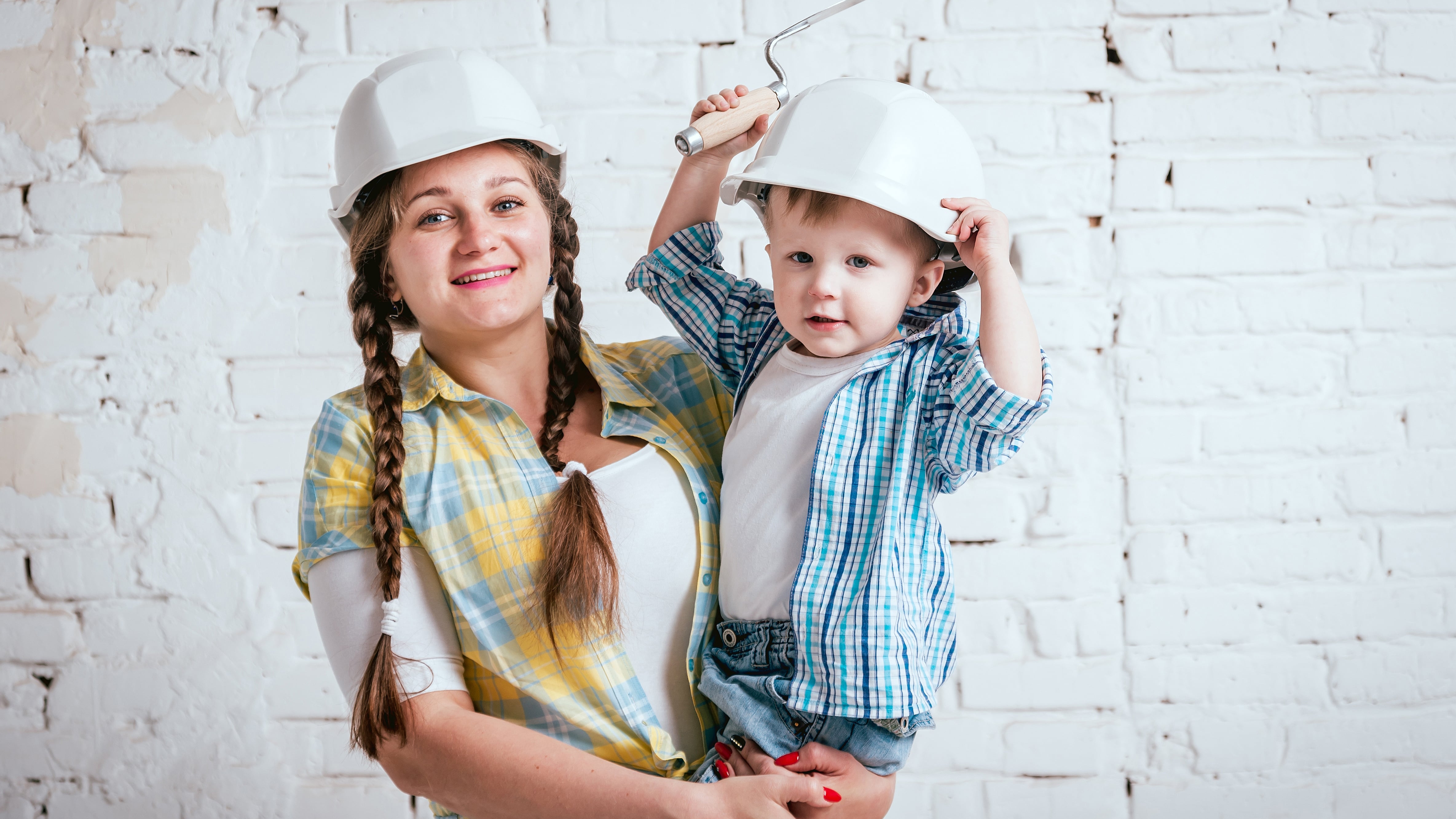 woman with kid with construction hats